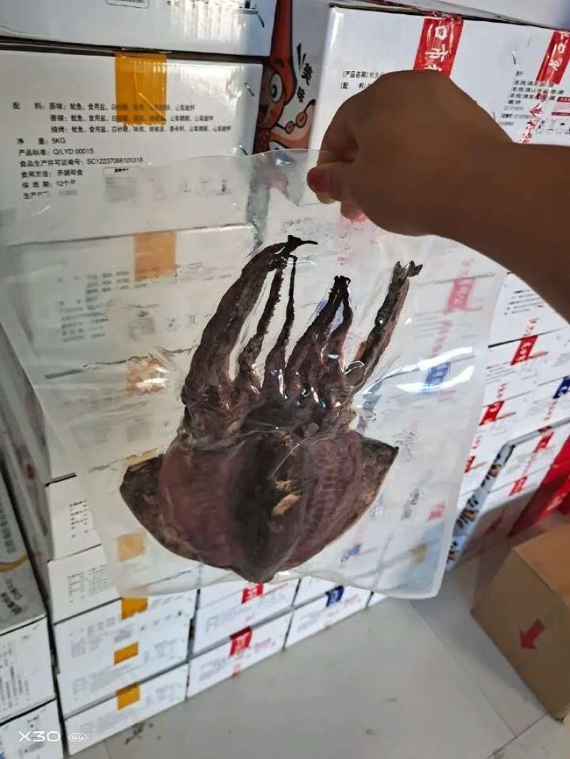 大个墨鱼干！一条在一斤半左右！8成干度！有大量现货