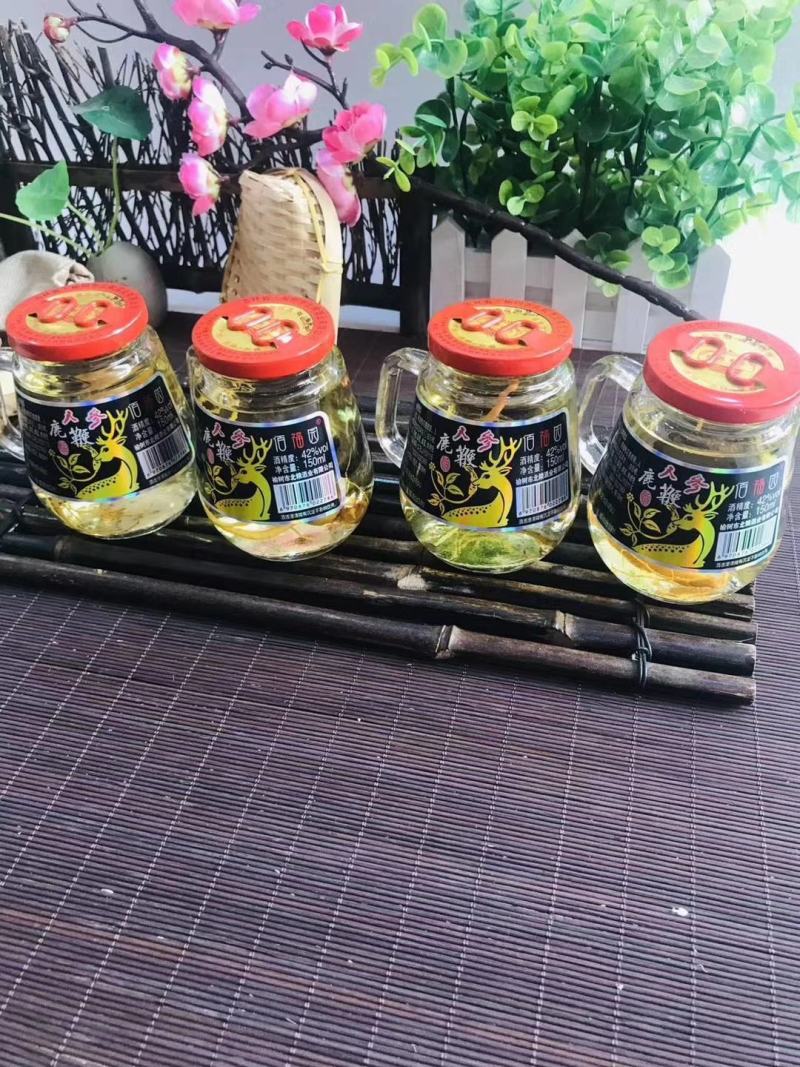滋补酒。人参鞭酒，长白山人参鞭酒。