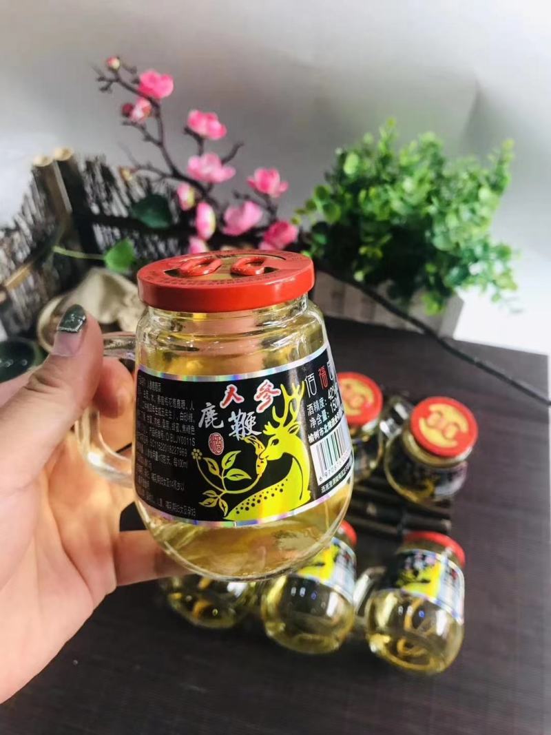 滋补酒。人参鞭酒，长白山人参鞭酒。
