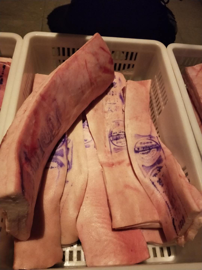 厂家直销脊背肥膘肥肉二指以上的厚度质量保证价格实惠
