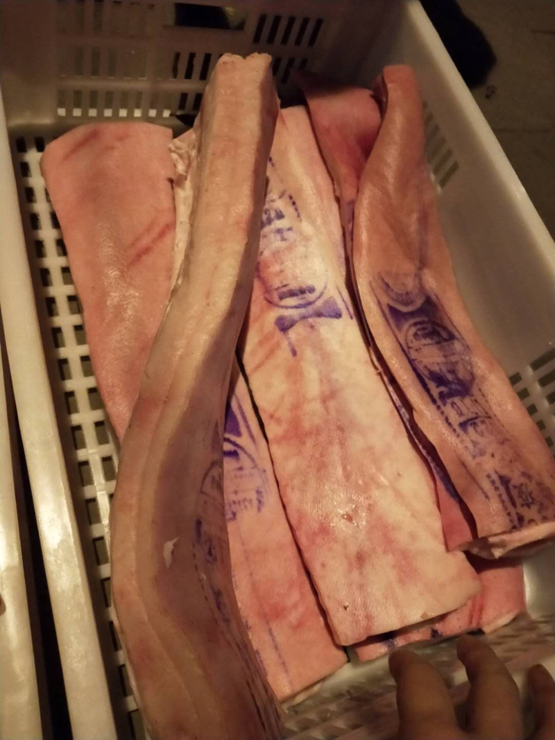 厂家直销脊背肥膘肥肉二指以上的厚度质量保证价格实惠