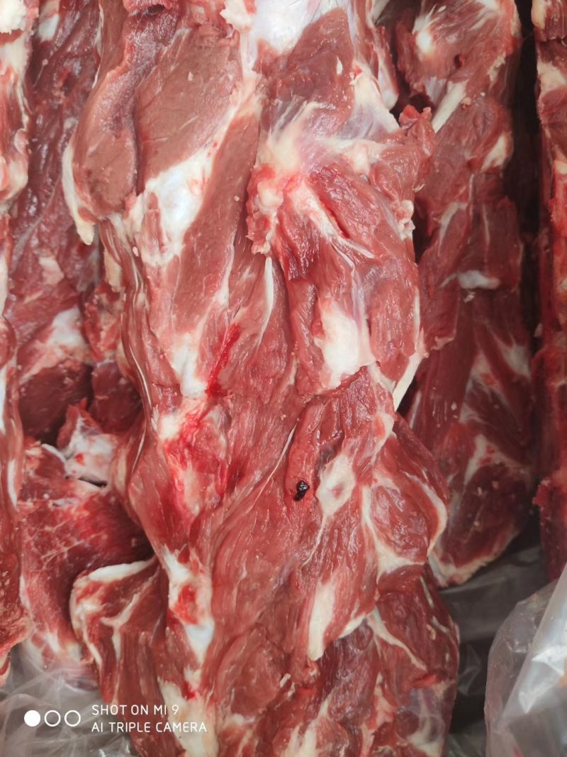 牛脖骨，国产纯干货肉多，屠宰场加工，价格不高。