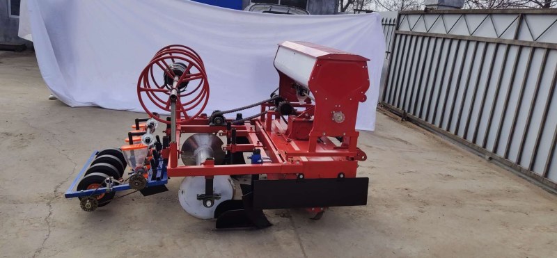 单垄四行三垄六行旋耕起垄施肥播种滴灌蔬菜播种一体机