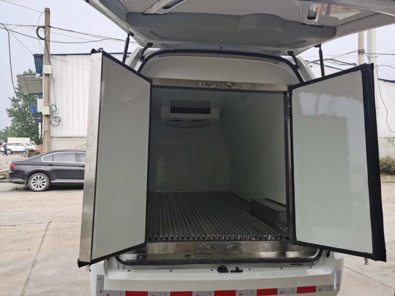 福田G9(国六)汽油面包式冷藏车