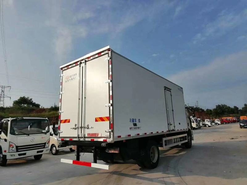 解放J6L6.8米冷藏车(高顶双卧)