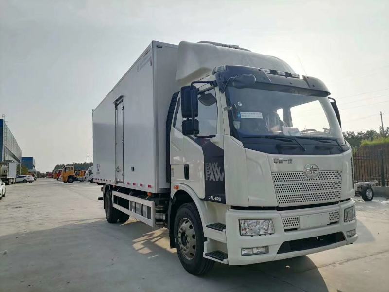 解放J6L6.8米冷藏车(高顶双卧)