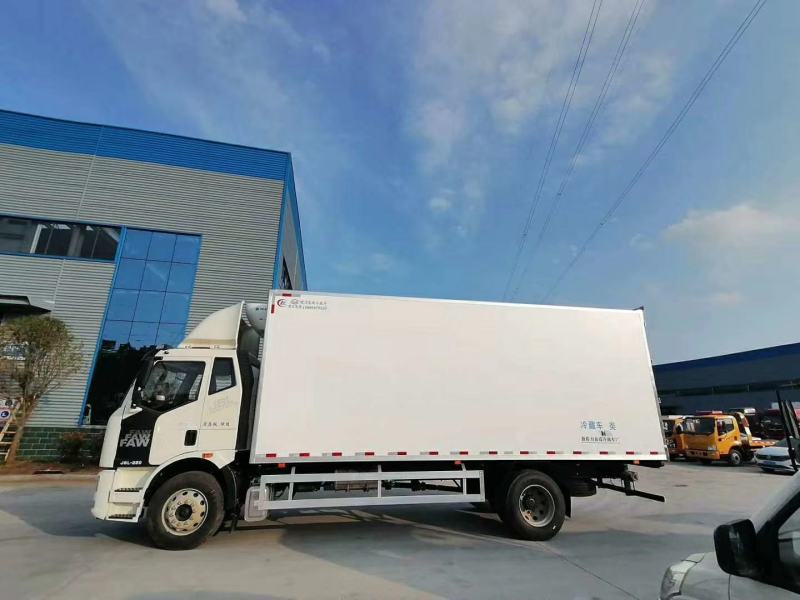 解放J6L6.8米冷藏车(高顶双卧)
