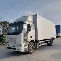 解放J6L6.8米冷藏车(高顶双卧)