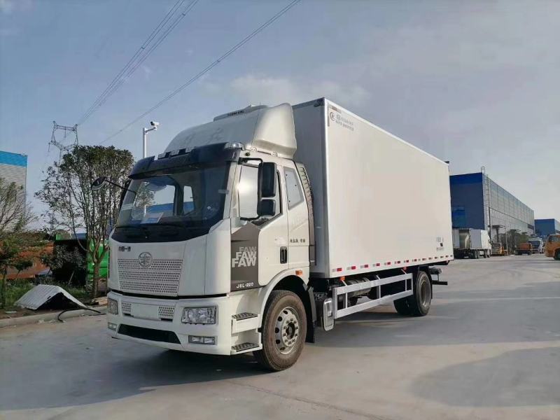 解放J6L6.8米冷藏车(高顶双卧)