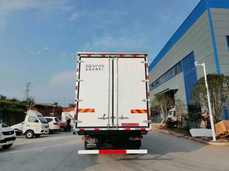 解放J6L6.8米冷藏车(高顶双卧)