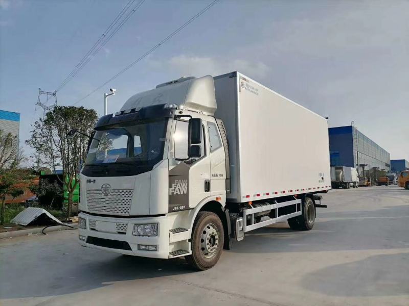 解放J6L6.8米冷藏车(高顶双卧)