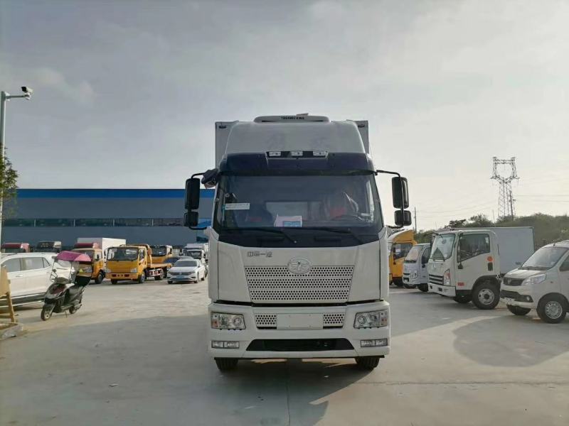 解放J6L6.8米冷藏车(高顶双卧)