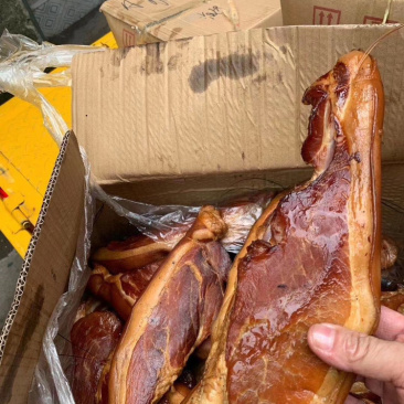腊肉，跑江湖地摊腊肉，风干腊肉地，烟熏腊肉