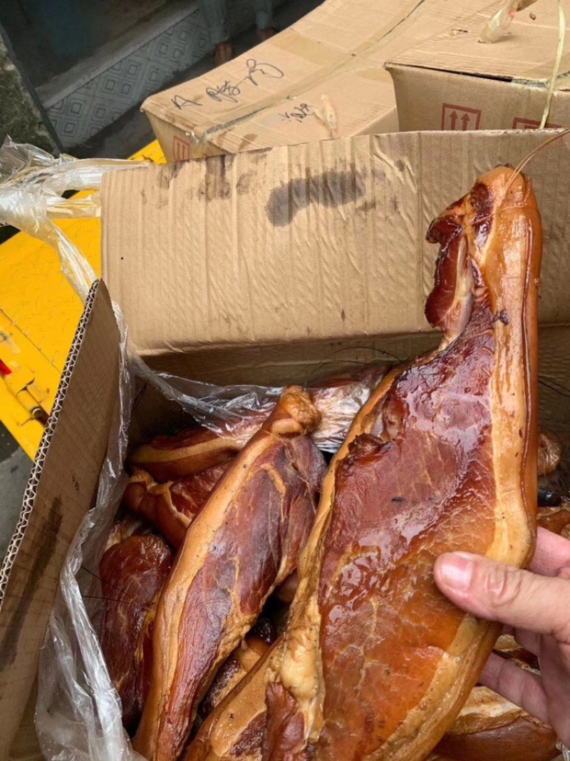 腊肉，跑江湖地摊腊肉，风干腊肉地，烟熏腊肉