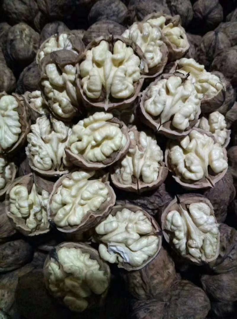 新疆，达又核桃脆甜，果仁饱满可口