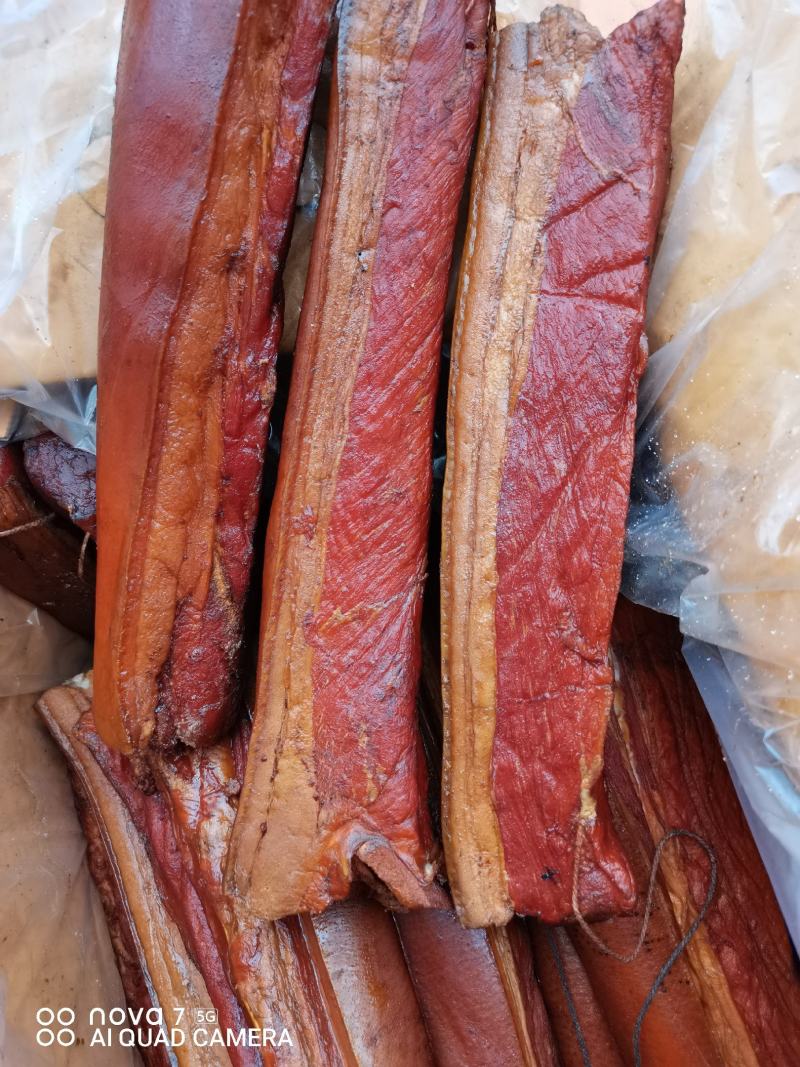 烟熏前腿腊肉，，，，，，。。。。。。。。。。