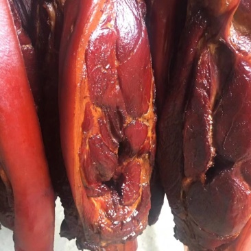 柴火烟熏腊肉(有红。黑前腿腊肉。有散装的。真空包装的