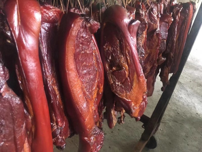 柴火烟熏腊肉(有红。黑前腿腊肉。有散装的。真空包装的