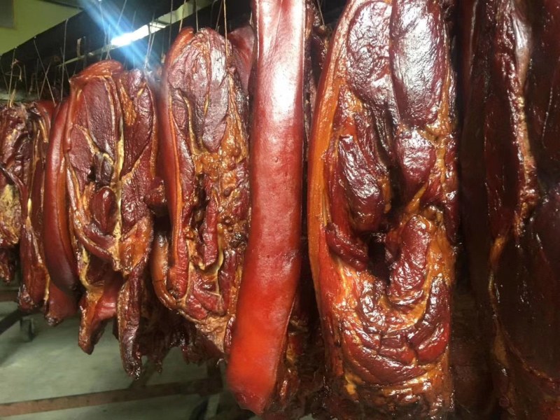 柴火烟熏腊肉(有红。黑前腿腊肉。有散装的。真空包装的