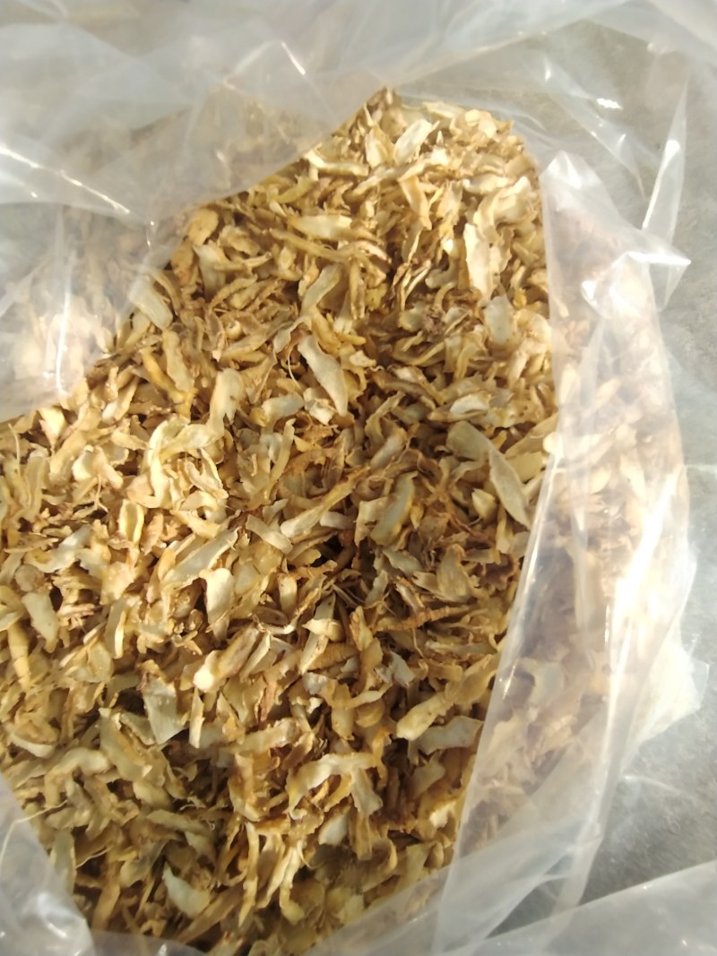 玉竹干碎片，片长三到五公分不等