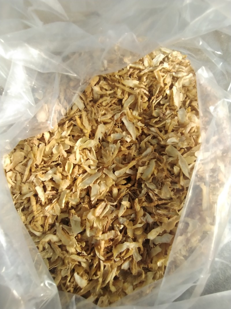 玉竹干碎片，片长三到五公分不等