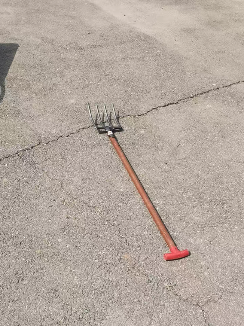 松土神器户外翻土开荒锄头深翻器耙子农具家用挖土工具钢