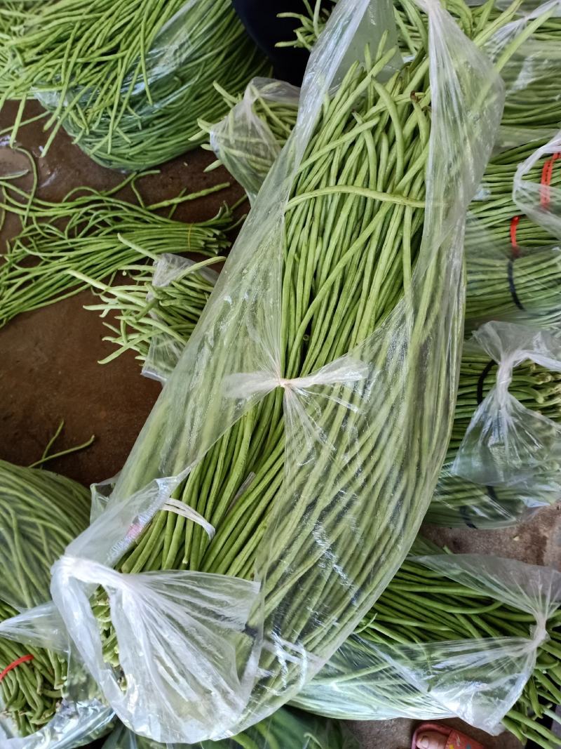 长豆角，翠绿色，条直，无虫眼
