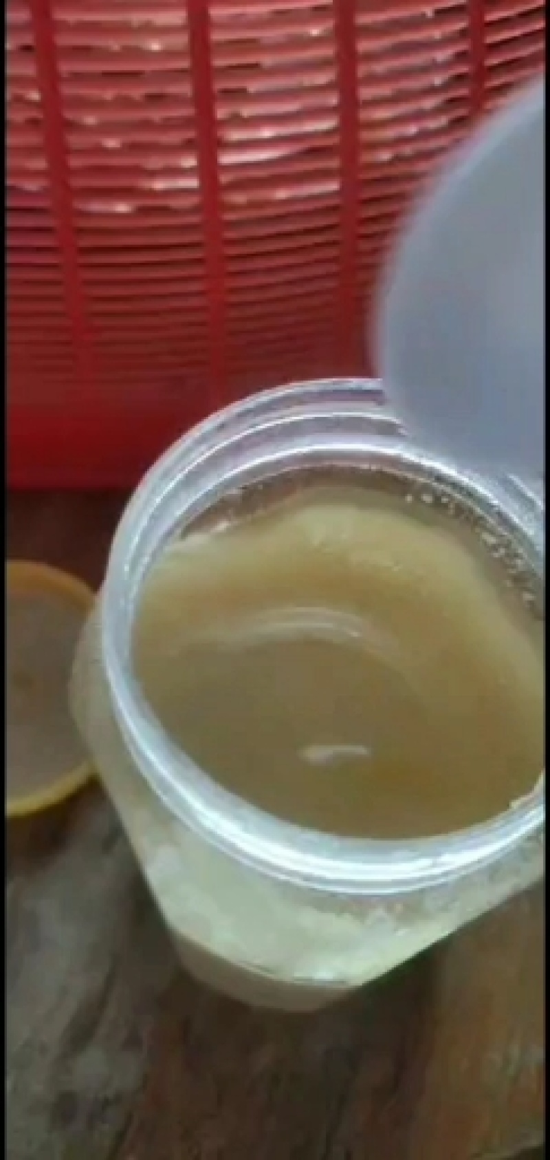 山上挖的蜜蜂，农户养殖，中蜂货源充足，欢迎老板前来询价