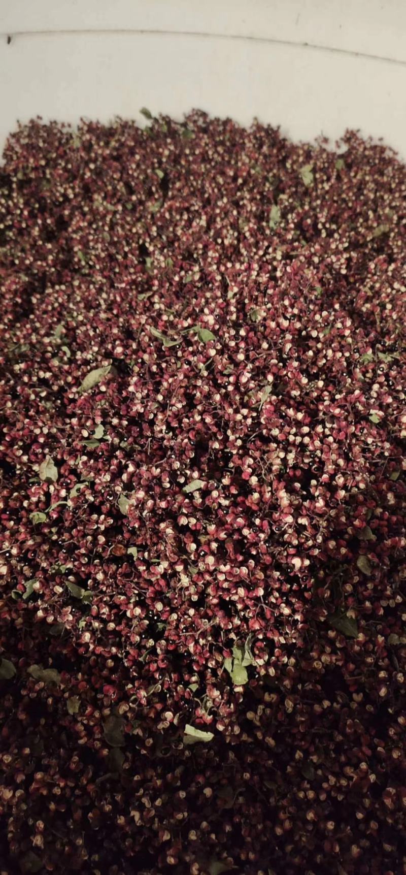 今年新上市的又麻又红的特级干花椒