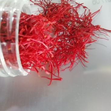 正宗伊朗藏红花，特级长丝一瓶净重5克。新疆发货，量多优惠