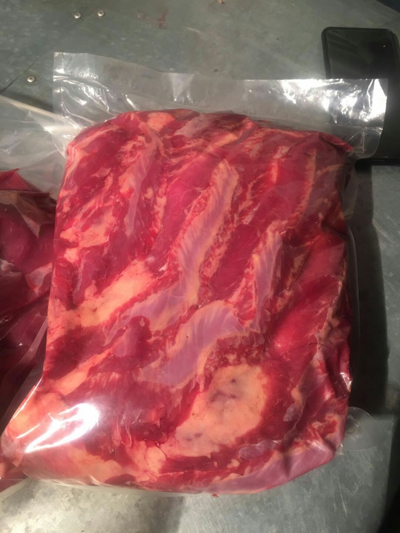 正宗牦牛鲜肉、冻肉，牛头、牛蹄、欢迎各位老板来电咨询。
