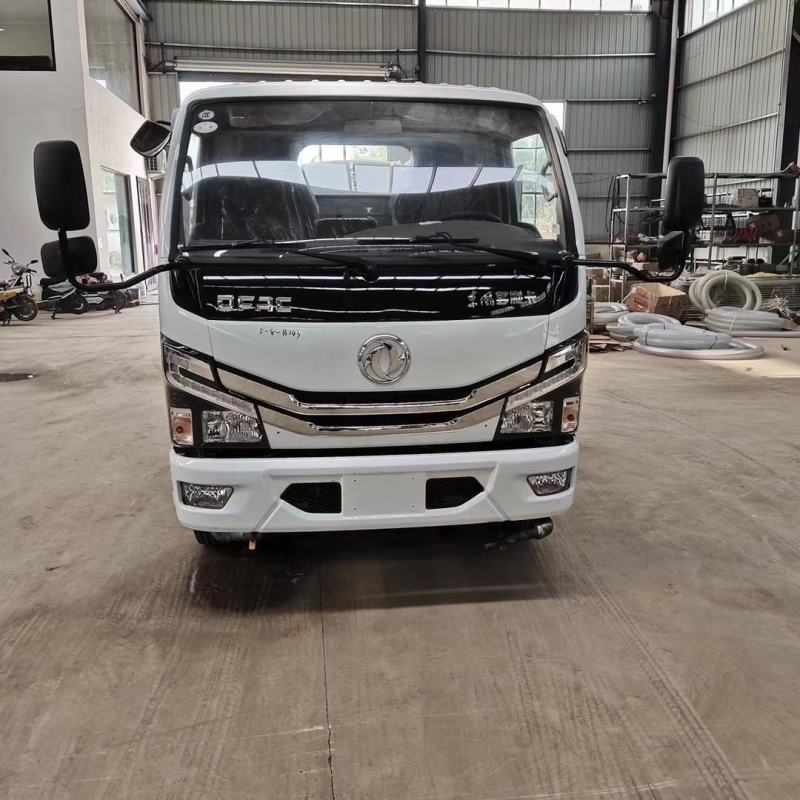 国六东风多利卡五立方洒水车