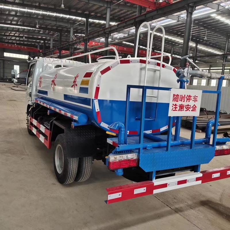 国六东风多利卡五立方洒水车