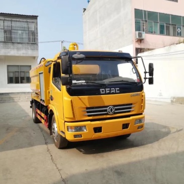 国六，东风多利卡6+2吸污车，
