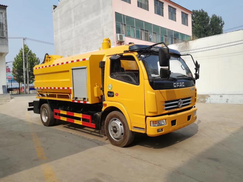 国六，东风多利卡6+2吸污车，