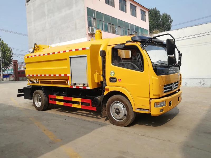 国六，东风多利卡6+2吸污车，