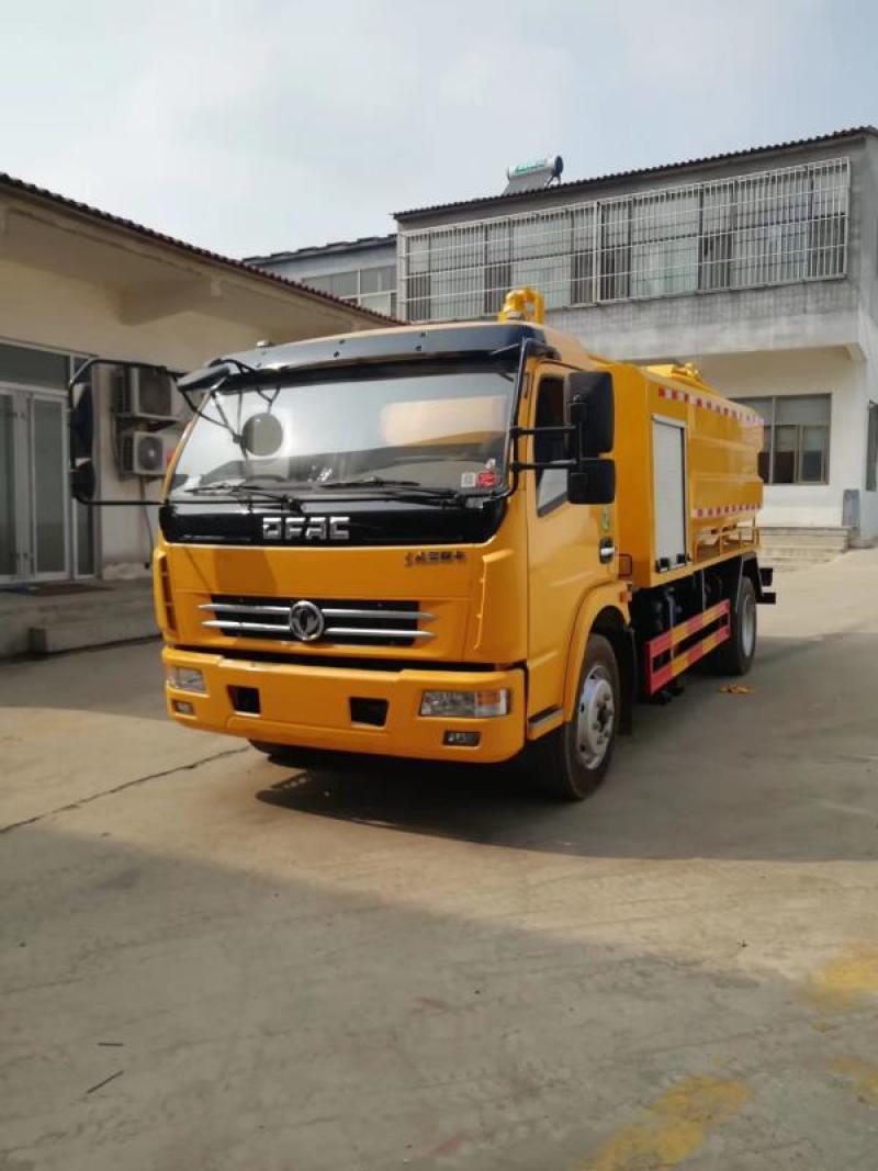 国六，东风多利卡6+2吸污车，
