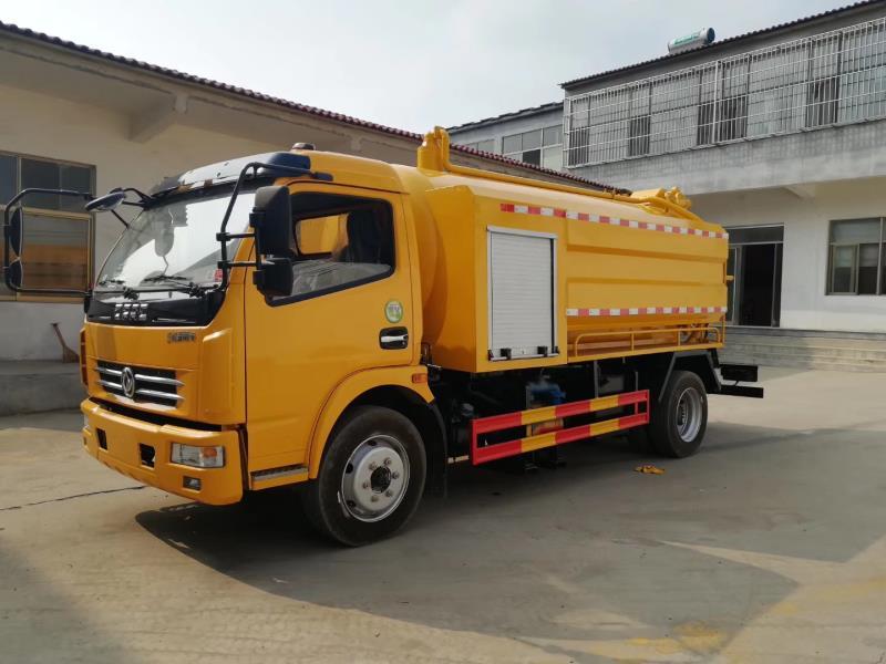 国六，东风多利卡6+2吸污车，