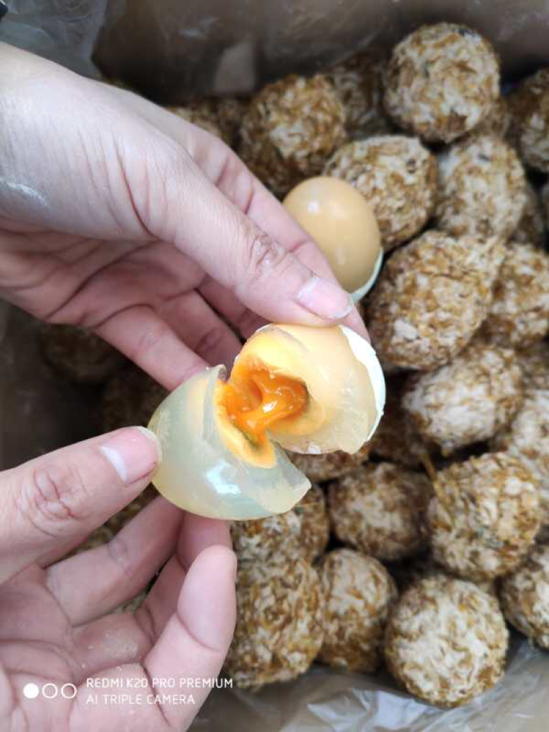 松花鸭皮蛋，每个蛋都有松花，好吃不夹口