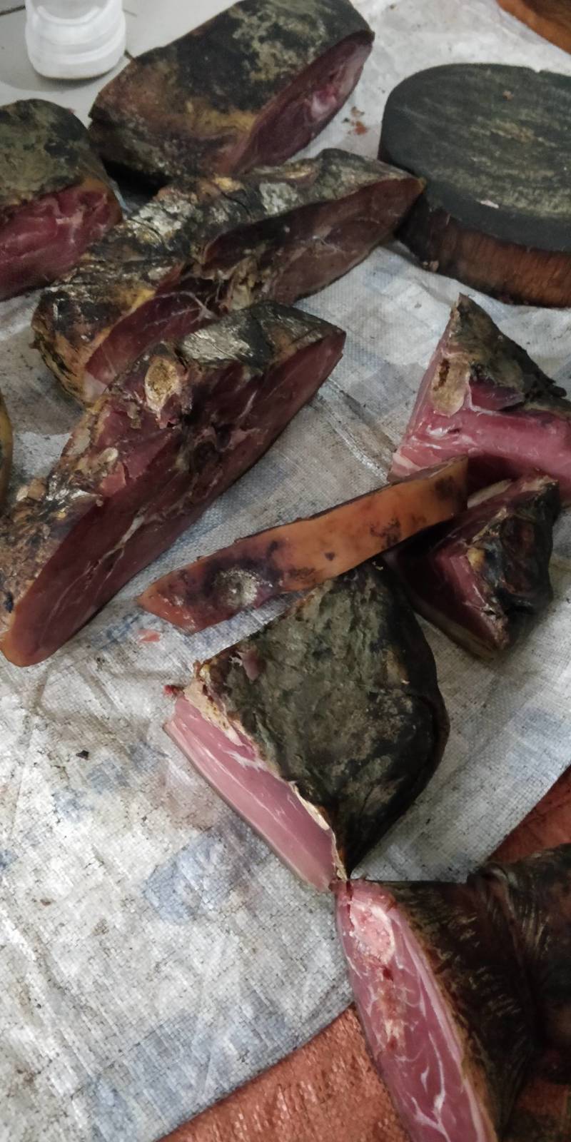 火腿，两年的沉火腿，味道鲜，香。实用送礼可选地道老百姓味