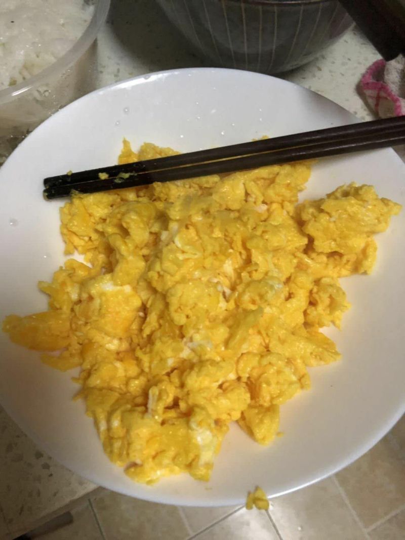 蒸煮煎炒都为金黄色，新阳黑土鸡蛋，蛋黄大，粉壳漂亮，双色
