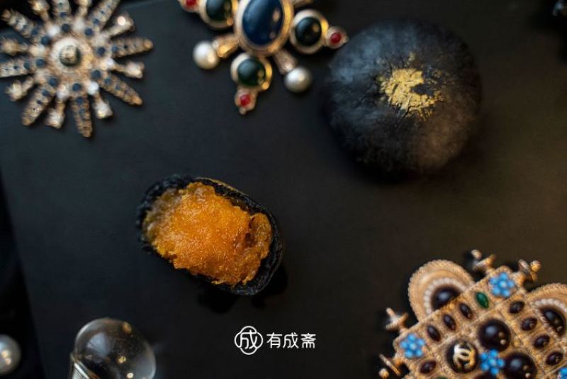 有成斋黑金（墨鱼汁）凤梨蛋黄酥礼盒精装体面大方