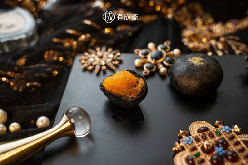 有成斋黑金（墨鱼汁）凤梨蛋黄酥礼盒精装体面大方