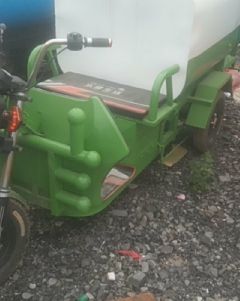 喷洒设备电动三轮洒水车