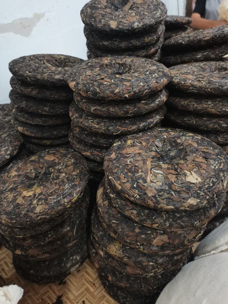 自家茶园产福鼎大白茶，15、16年茶叶加工成350g茶饼
