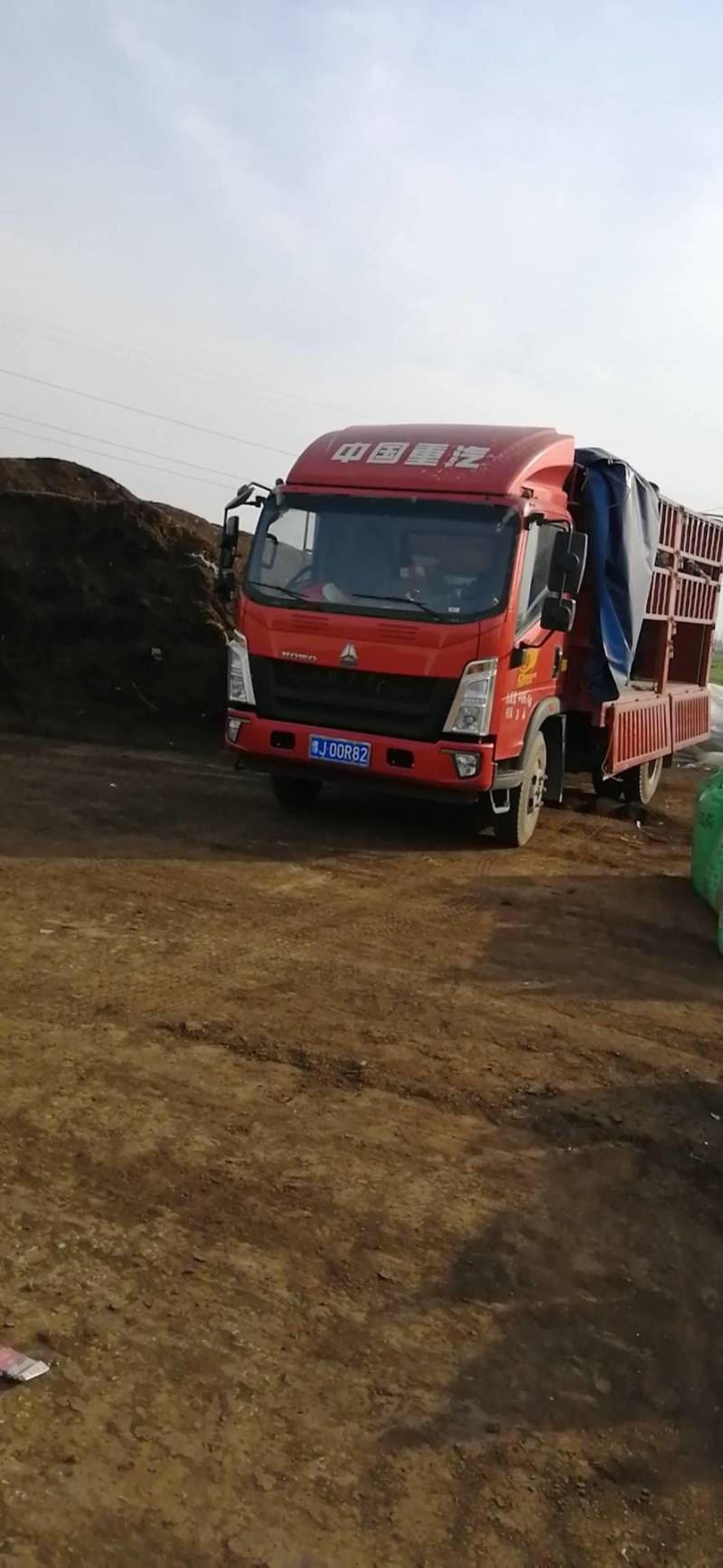 发酵鸡粪，用百分30营养土与70鸡粪加菌种发酵而成。