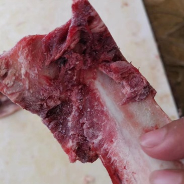 牛脊骨，肉多多。厂家直销，一手货源，价格不高。证件齐全，