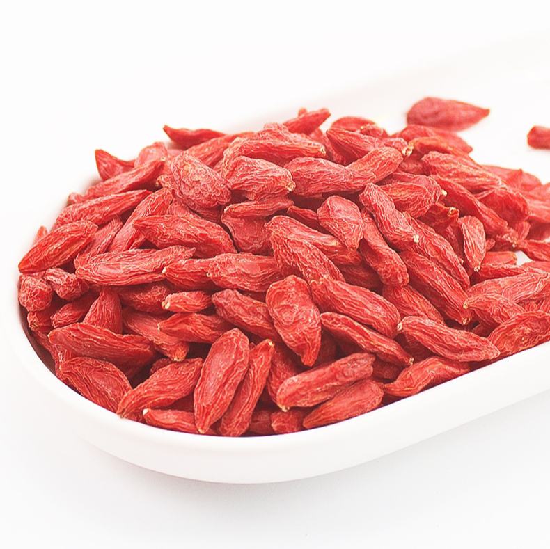 高清拼图展示:左侧为宁夏中宁枸杞干果,颗粒饱满呈暗红色;中部为干燥平阴重瓣红玫瑰花冠,色泽紫红,花瓣层叠;右侧为淡黄色片状湖南产葛根切片,表面有明显纤维纹理,背景为自然光下的木质茶盘 三种原料特写拼图