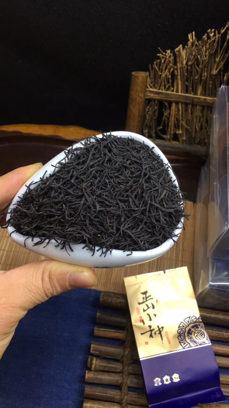 购买一斤茶叶送一套茶具挑任选。任选不满意，包退换。