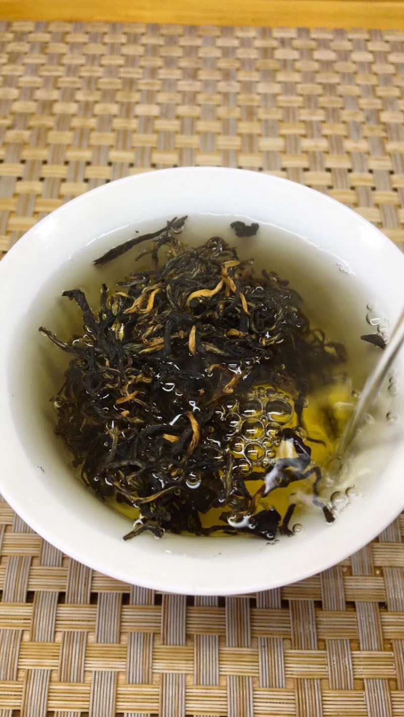 购买一斤茶叶送一套茶具挑任选。任选不满意，包退换。